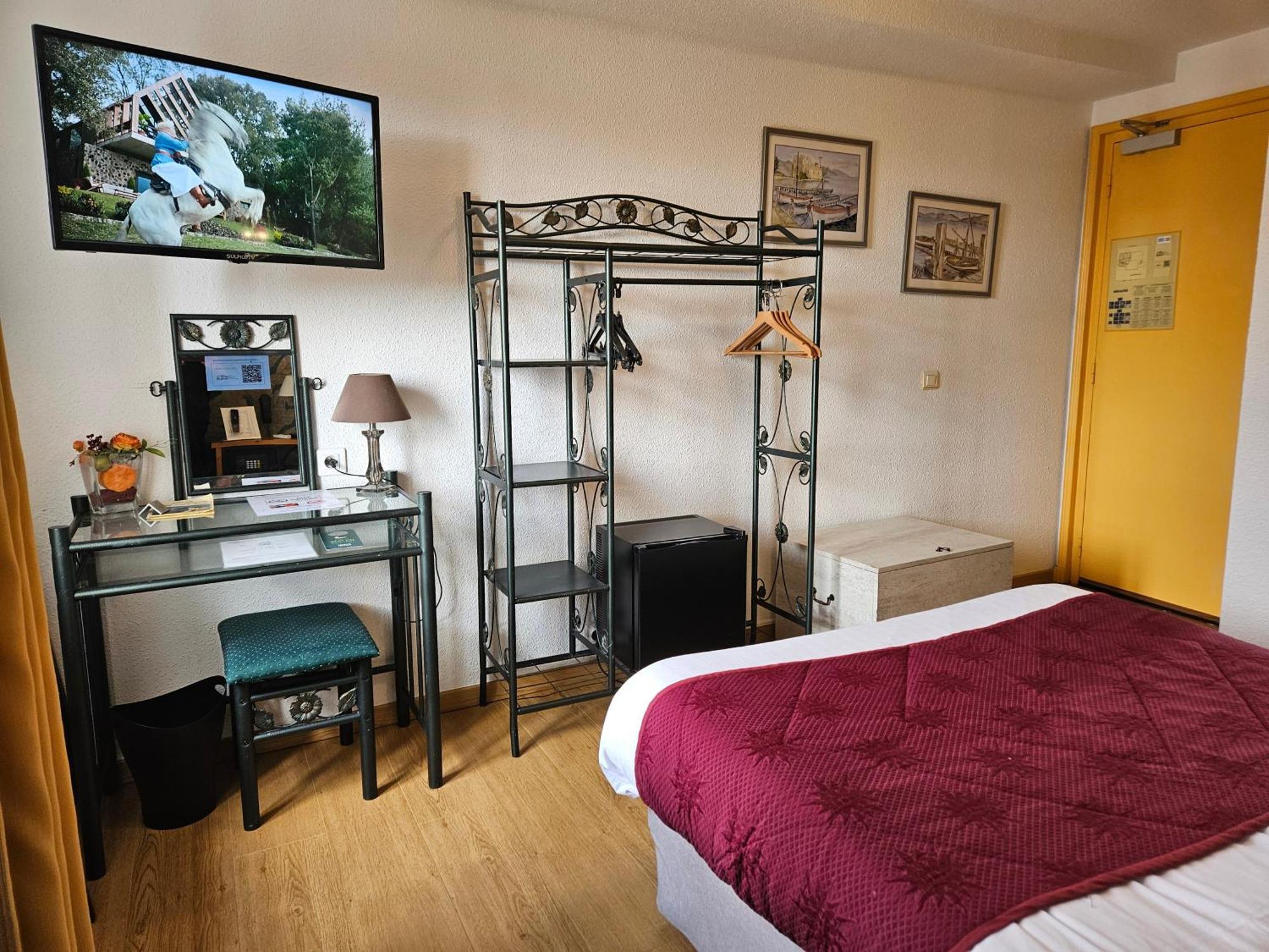 Le Val D'Amby Hotel Hieres-Sur-Amby Exterior photo
